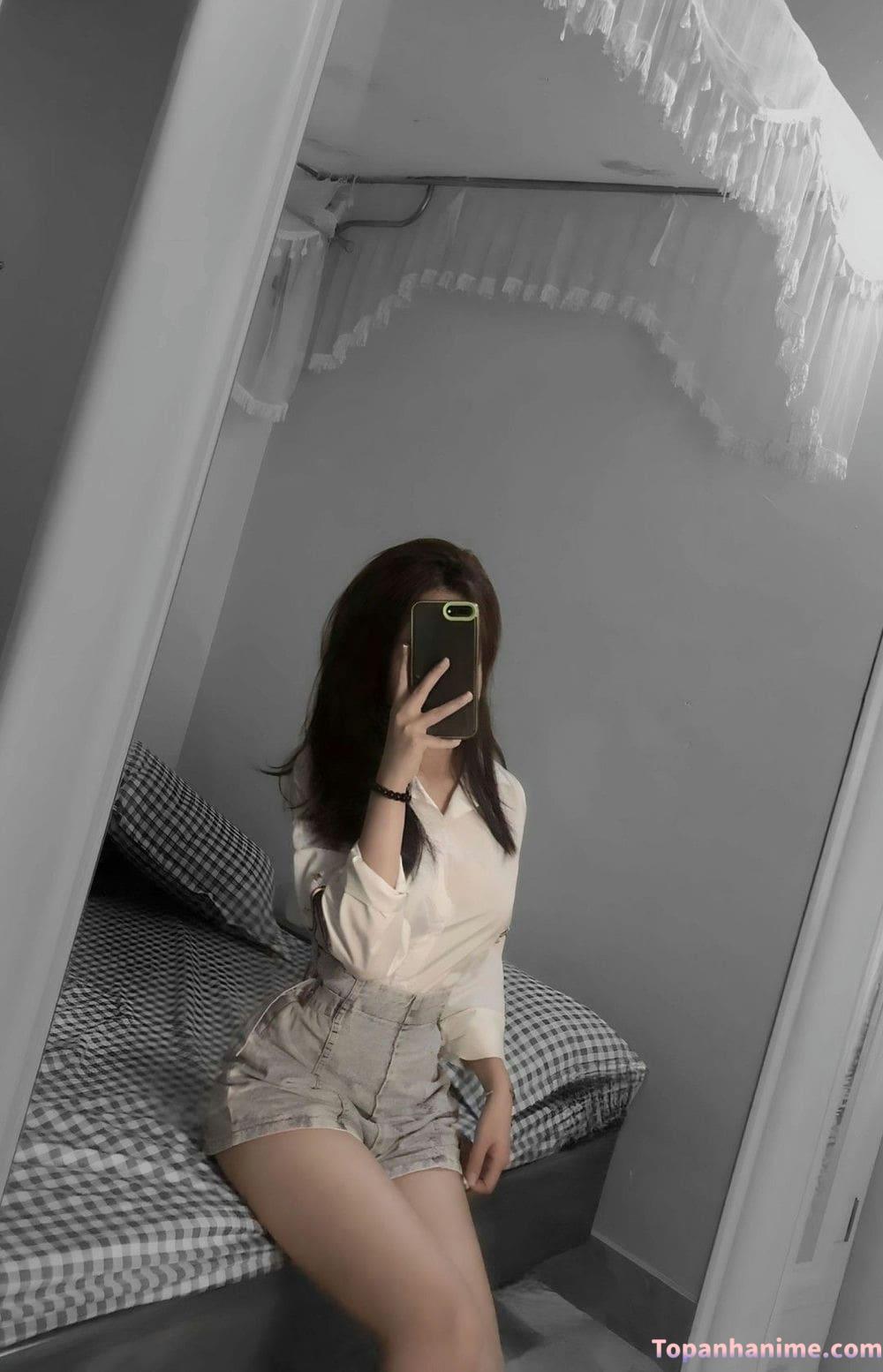 Ảnh gái xinh che mặt bằng điện thoại 9