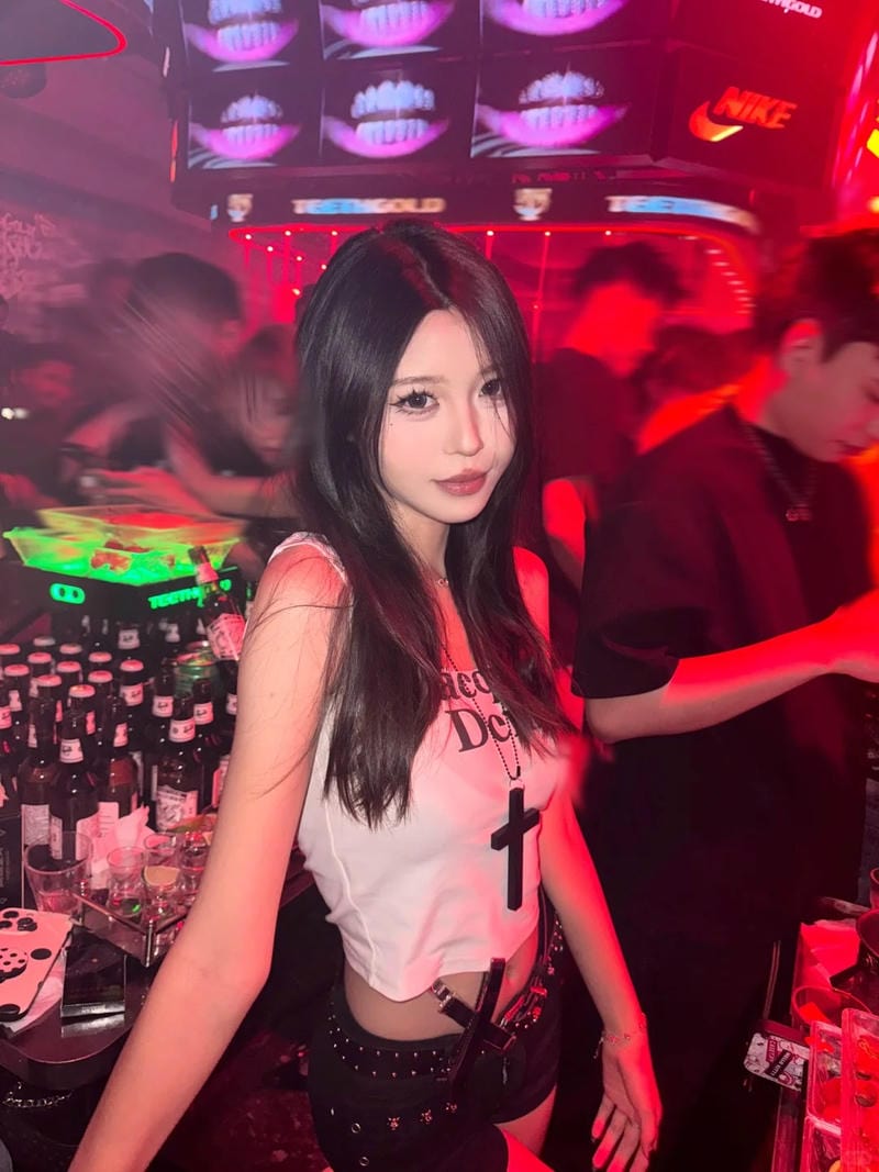 ảnh gái đi bar 49