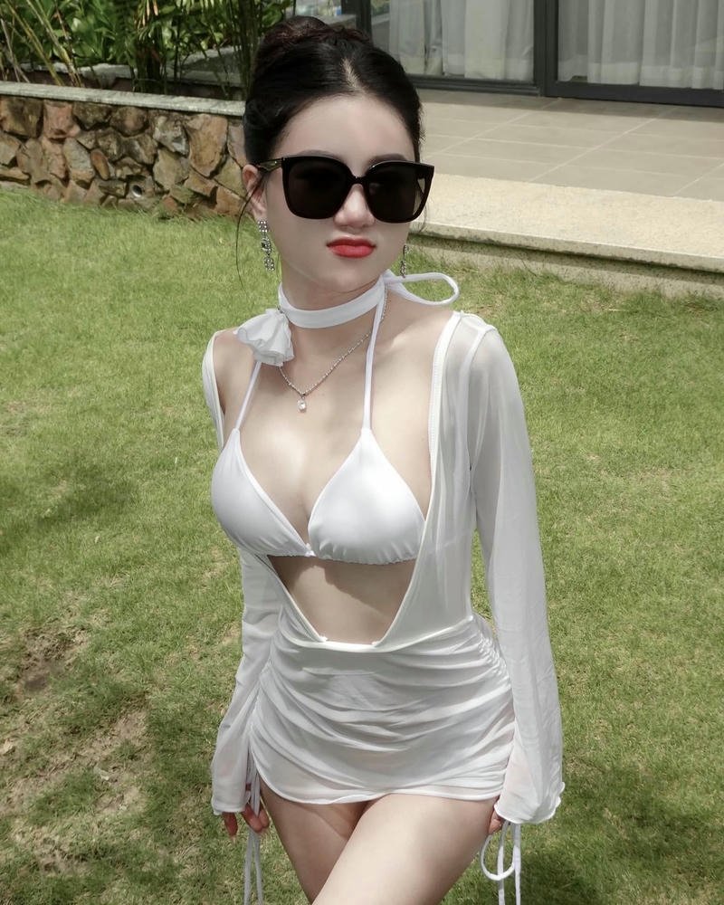 lê kim loan bikini 32