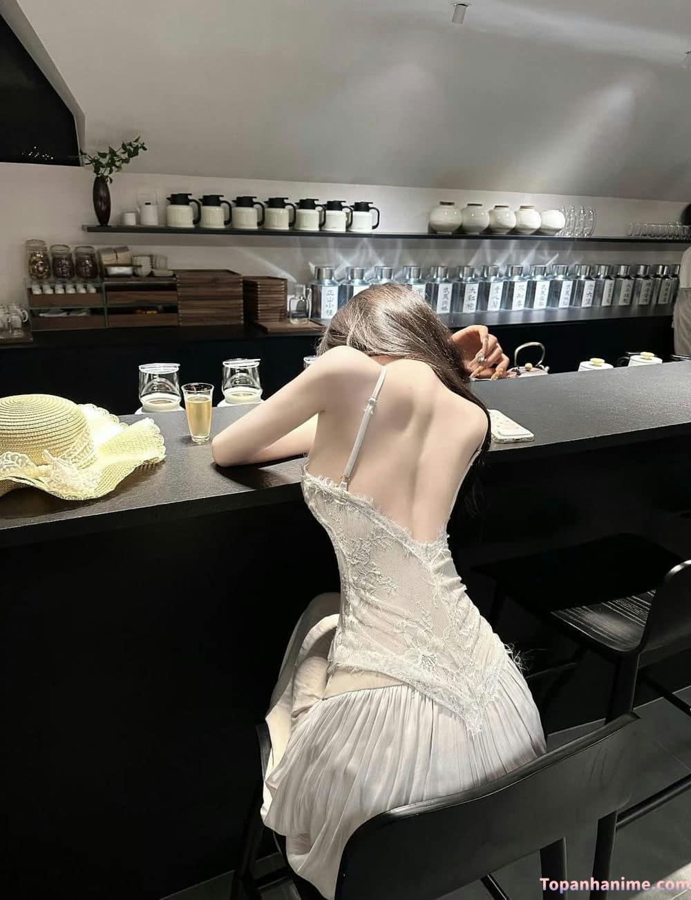 ảnh sau lưng cô gái 2