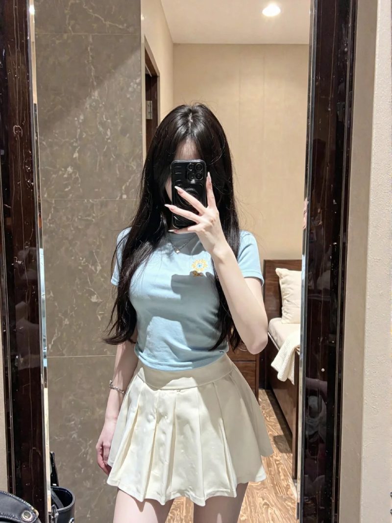 hình chụp trước gương che mặt nữ 9