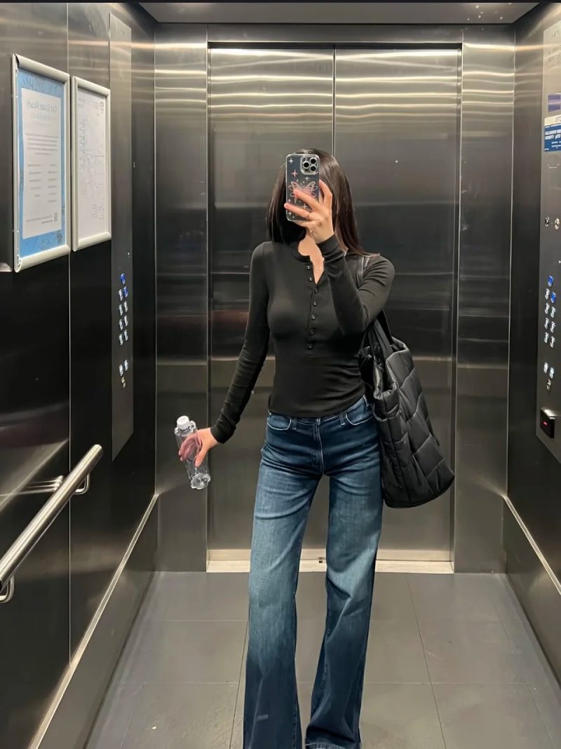 hình chụp trước gương che mặt nữ 23