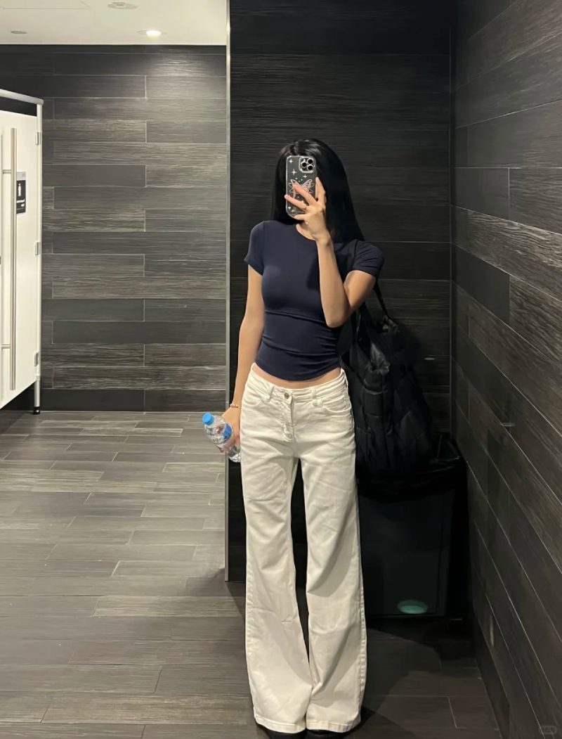 hình chụp trước gương che mặt nữ 17