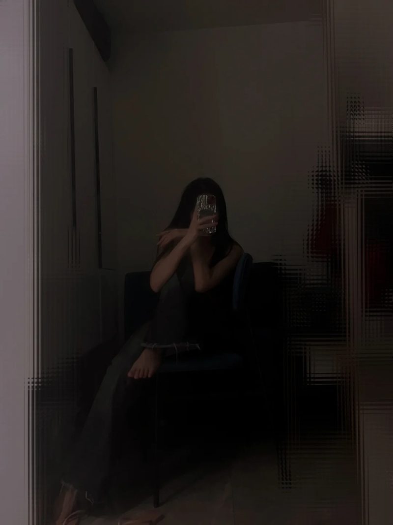 hình chụp trước gương che mặt nữ 13