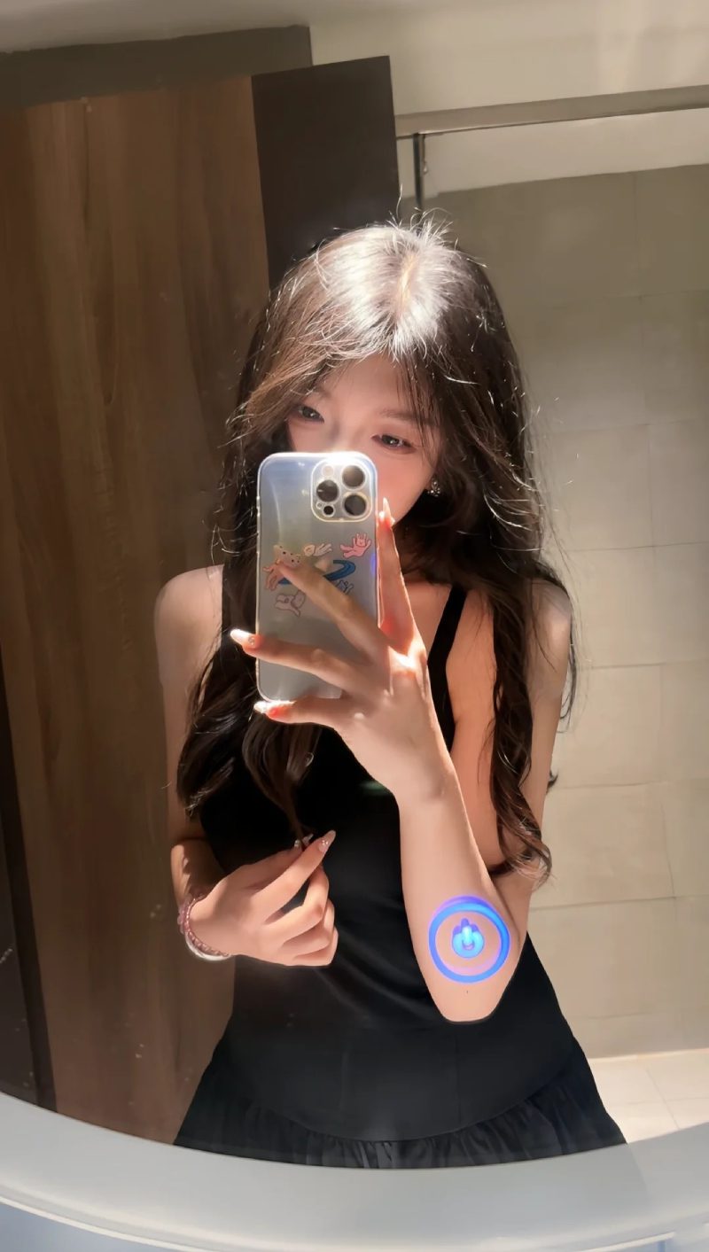 hình chụp trước gương che mặt nữ 8