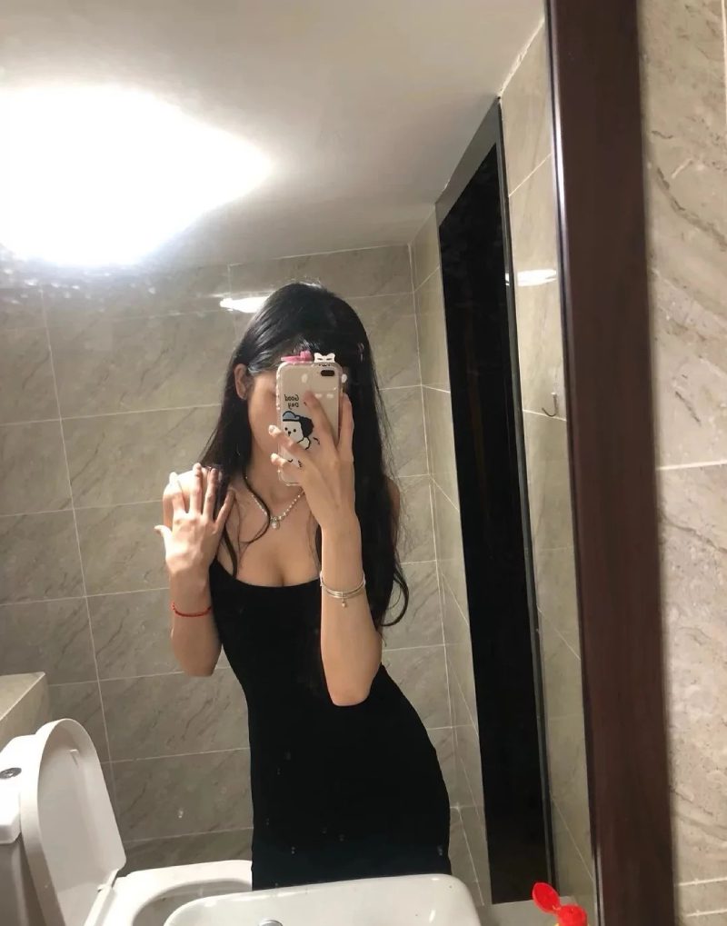 hình chụp trước gương che mặt nữ 6