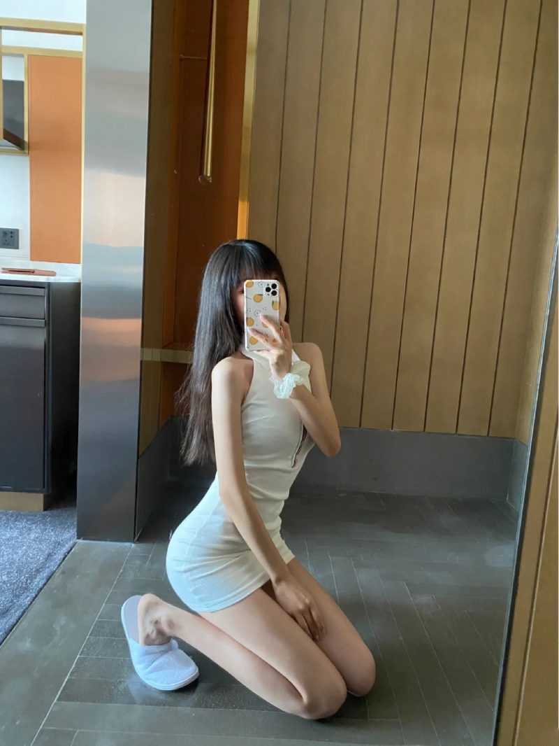 hình chụp trước gương che mặt nữ 14