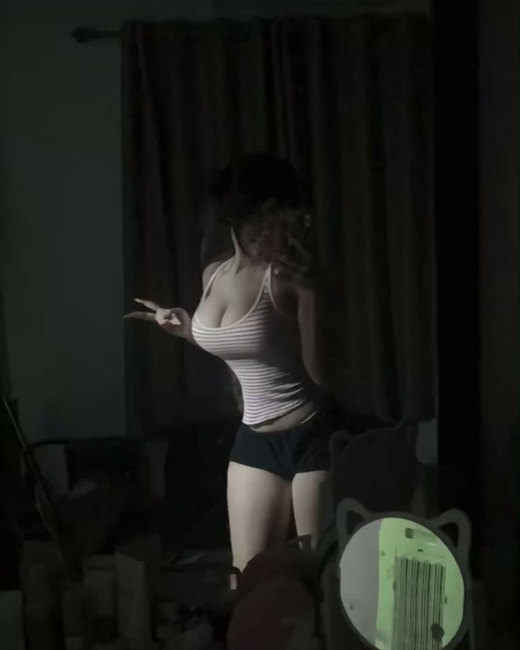 hình chụp trước gương che mặt nữ 3