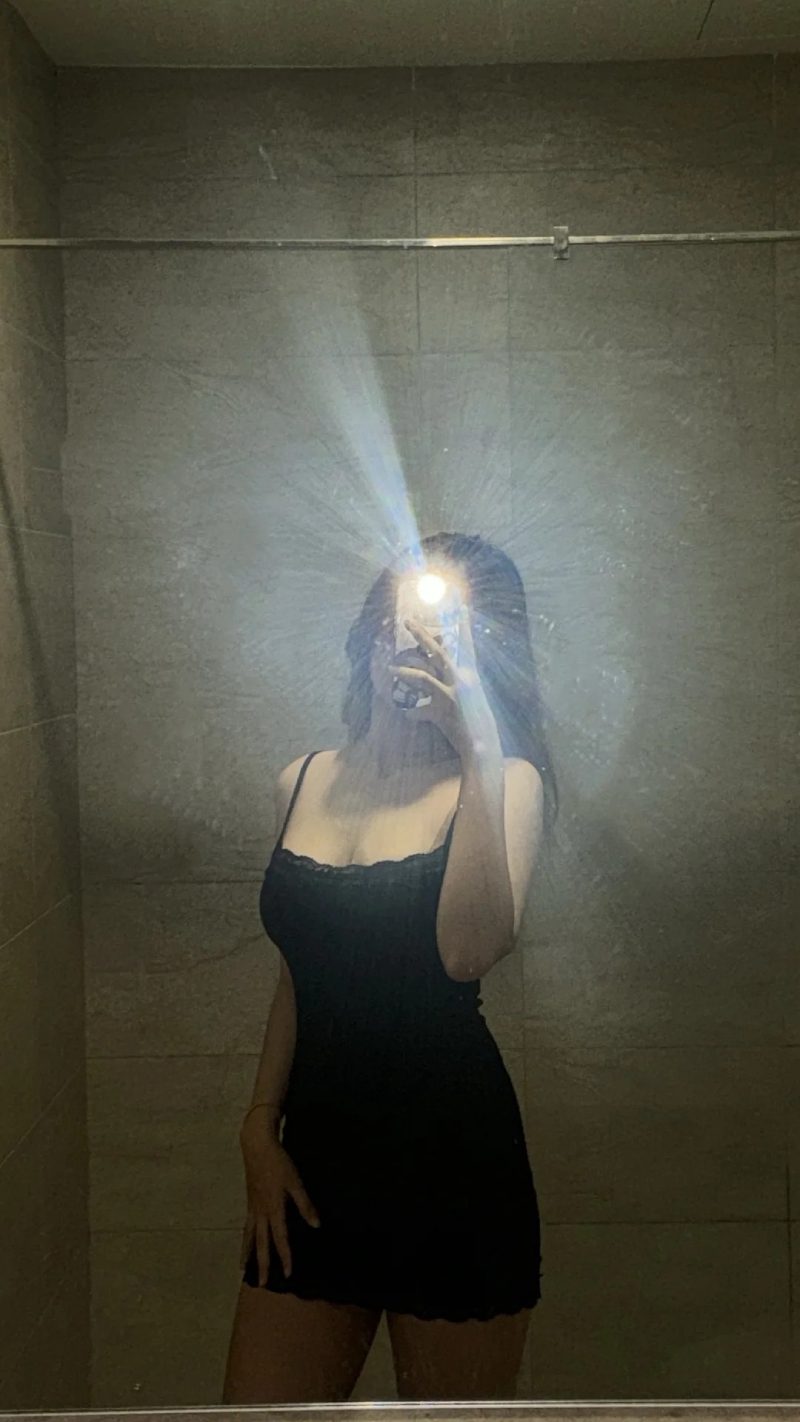 hình chụp trước gương che mặt nữ 2