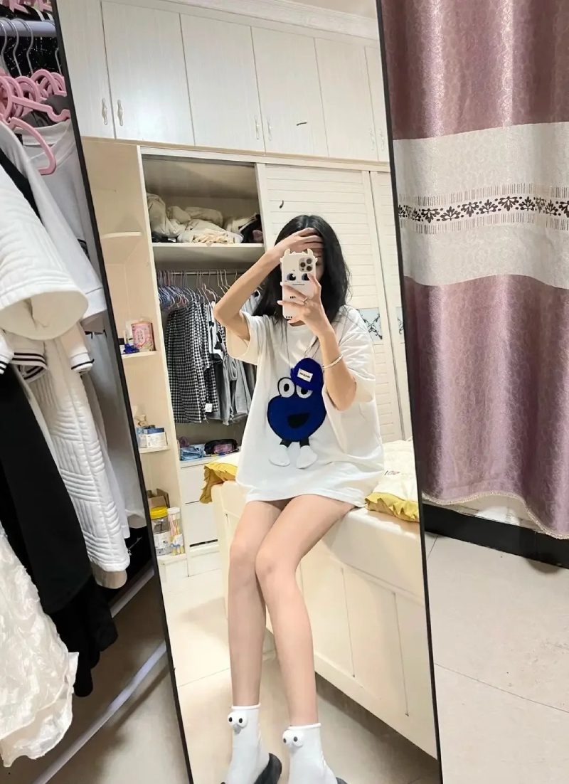 ảnh nữ chụp trước gương che mặt 21