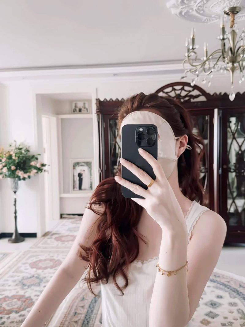 ảnh nữ chụp trước gương che mặt 22