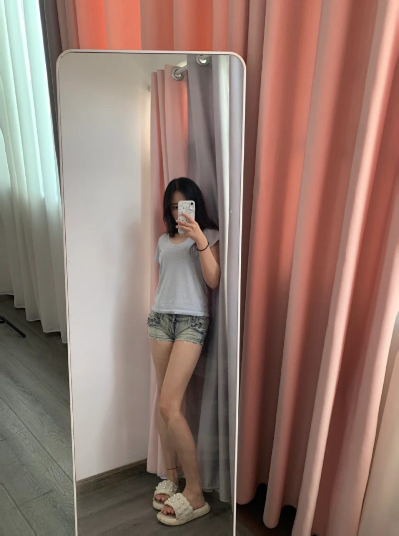 ảnh nữ chụp trước gương che mặt 25