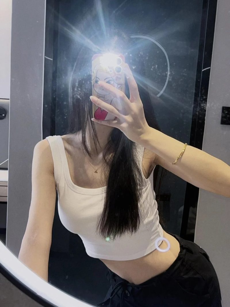 ảnh nữ chụp trước gương che mặt 27