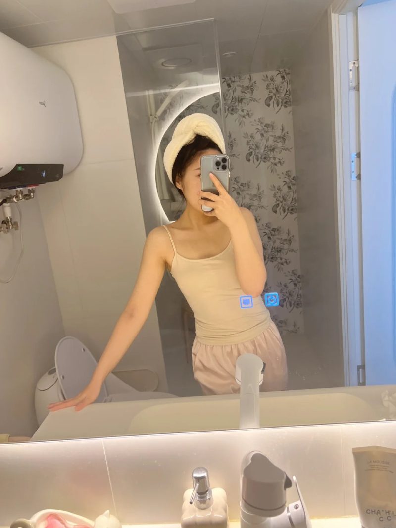 ảnh nữ chụp trước gương che mặt 28