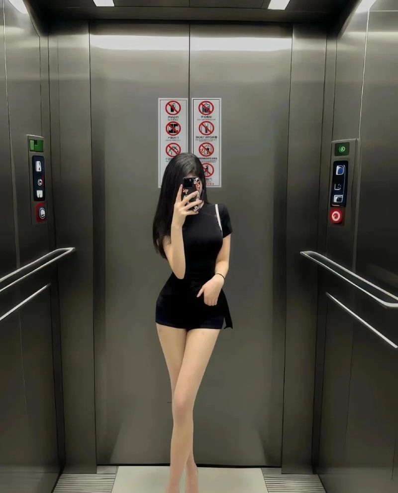 hình chụp trước gương che mặt nữ 12