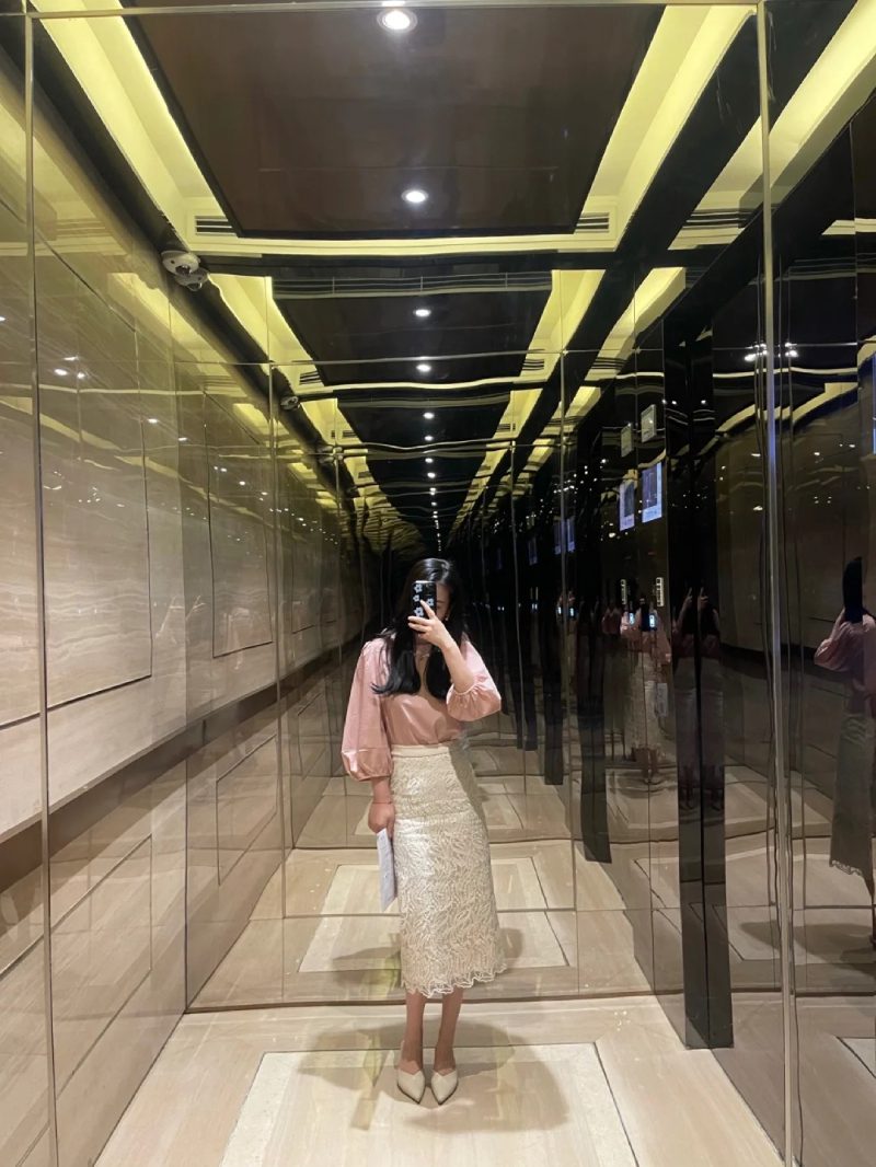 ảnh nữ chụp trước gương che mặt 31