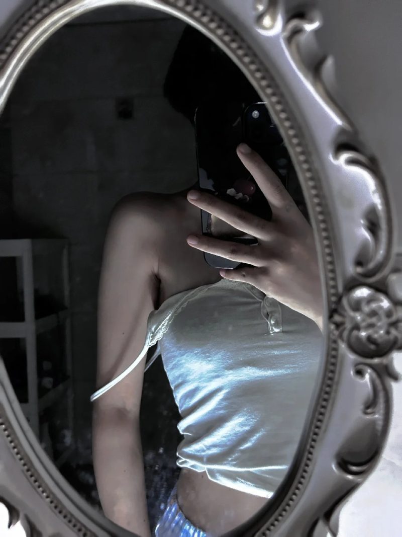 ảnh nữ chụp trước gương che mặt 32