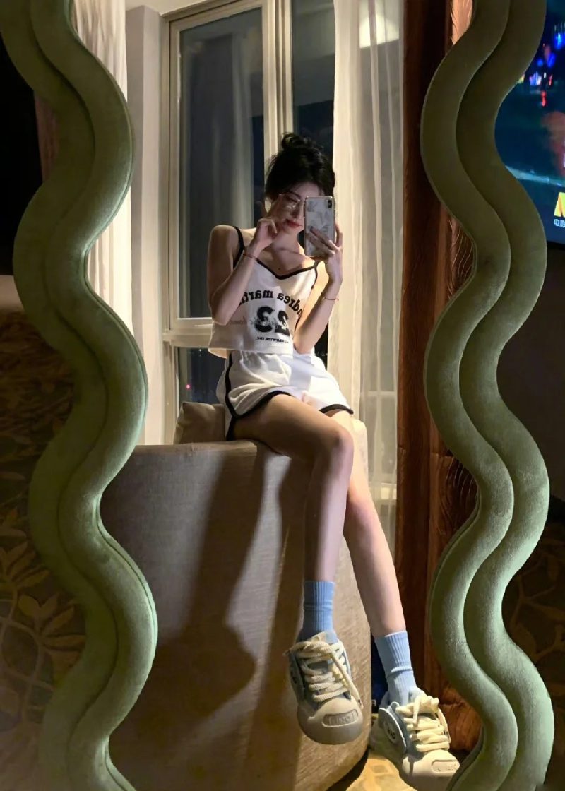 ảnh nữ chụp trước gương che mặt 33