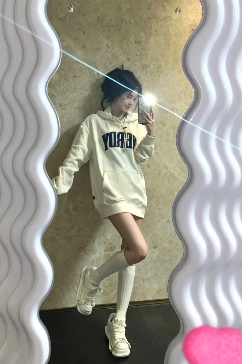 ảnh nữ chụp trước gương che mặt 34