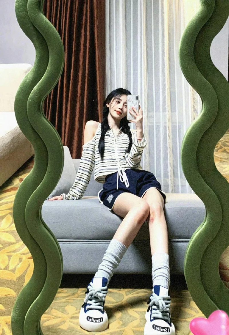 ảnh nữ chụp trước gương che mặt 35