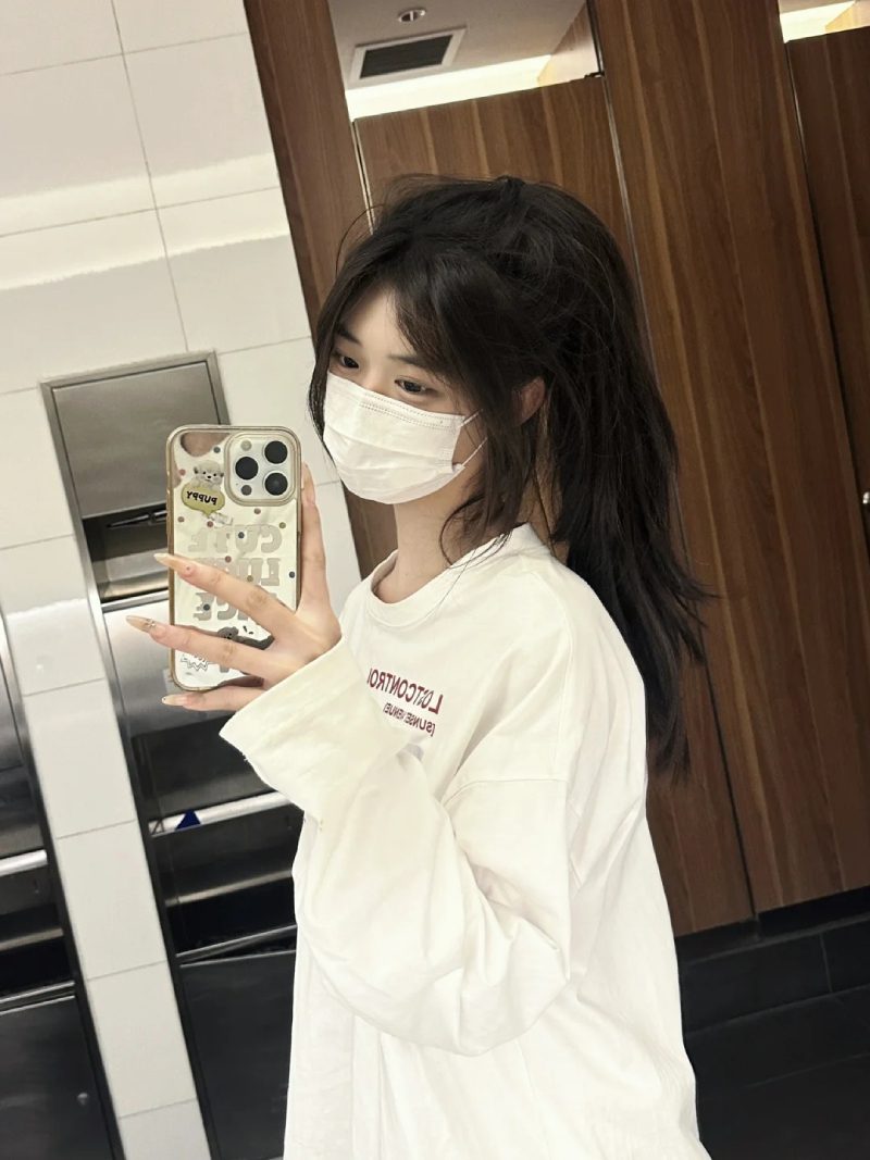 ảnh nữ chụp trước gương che mặt 36