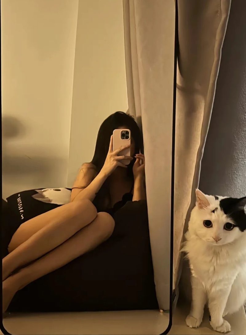 ảnh nữ chụp trước gương che mặt 37