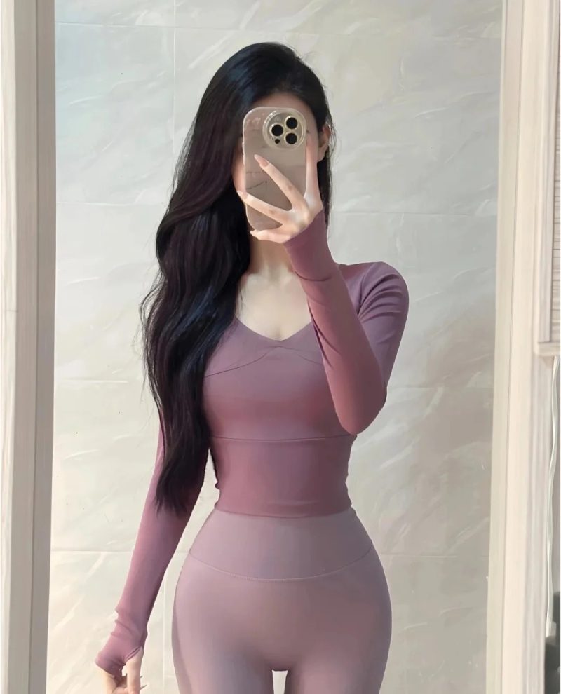 hình chụp trước gương che mặt nữ 22