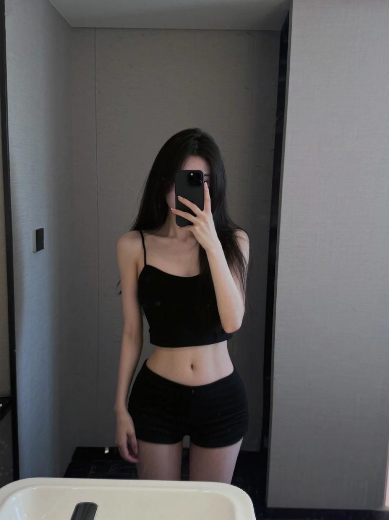 hình chụp trước gương che mặt nữ 5