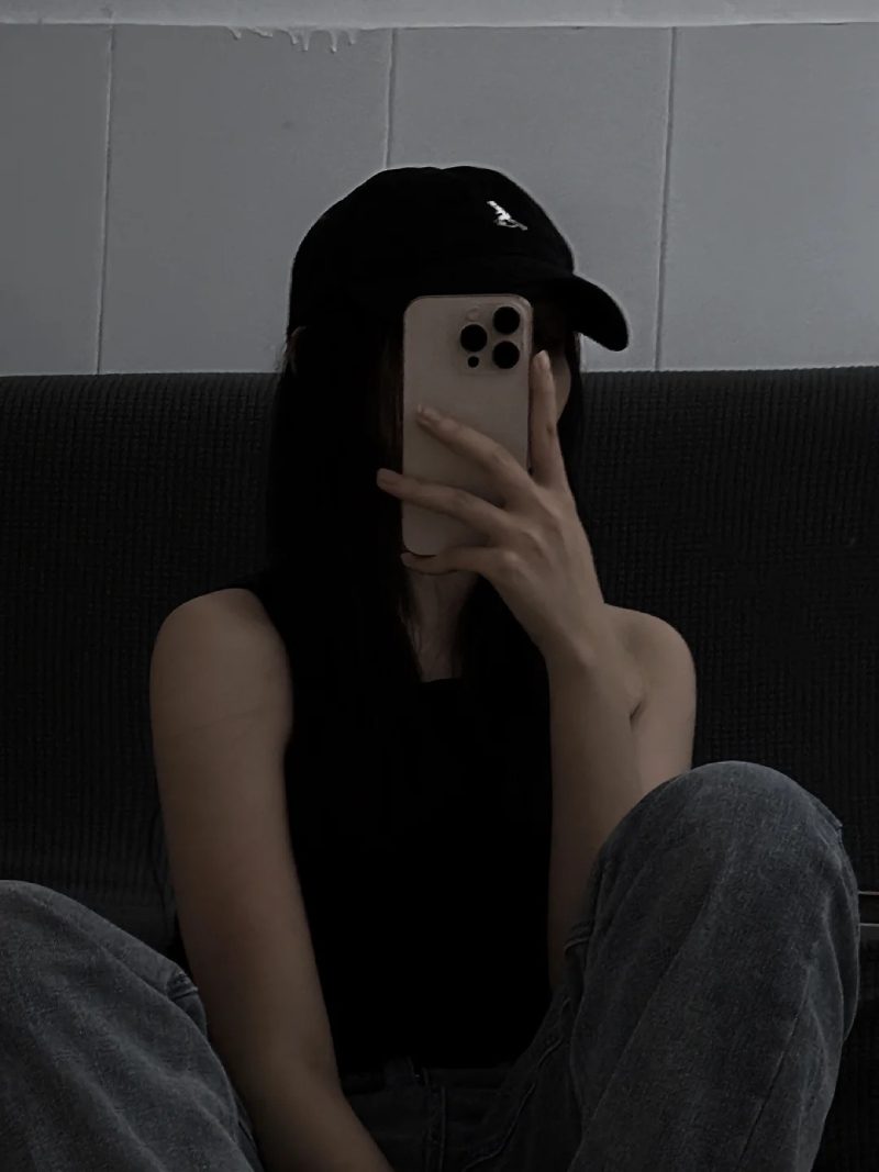 hình chụp trước gương che mặt nữ 21