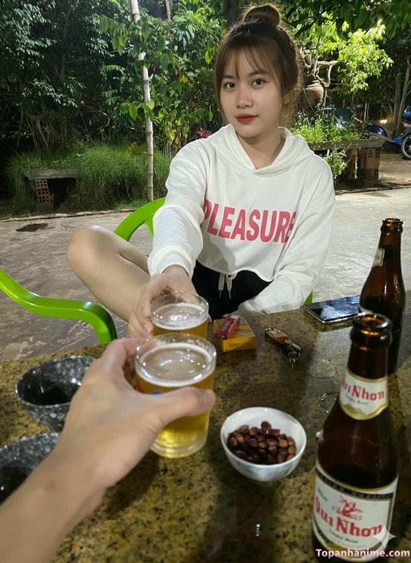 ảnh con gái uống bia 38