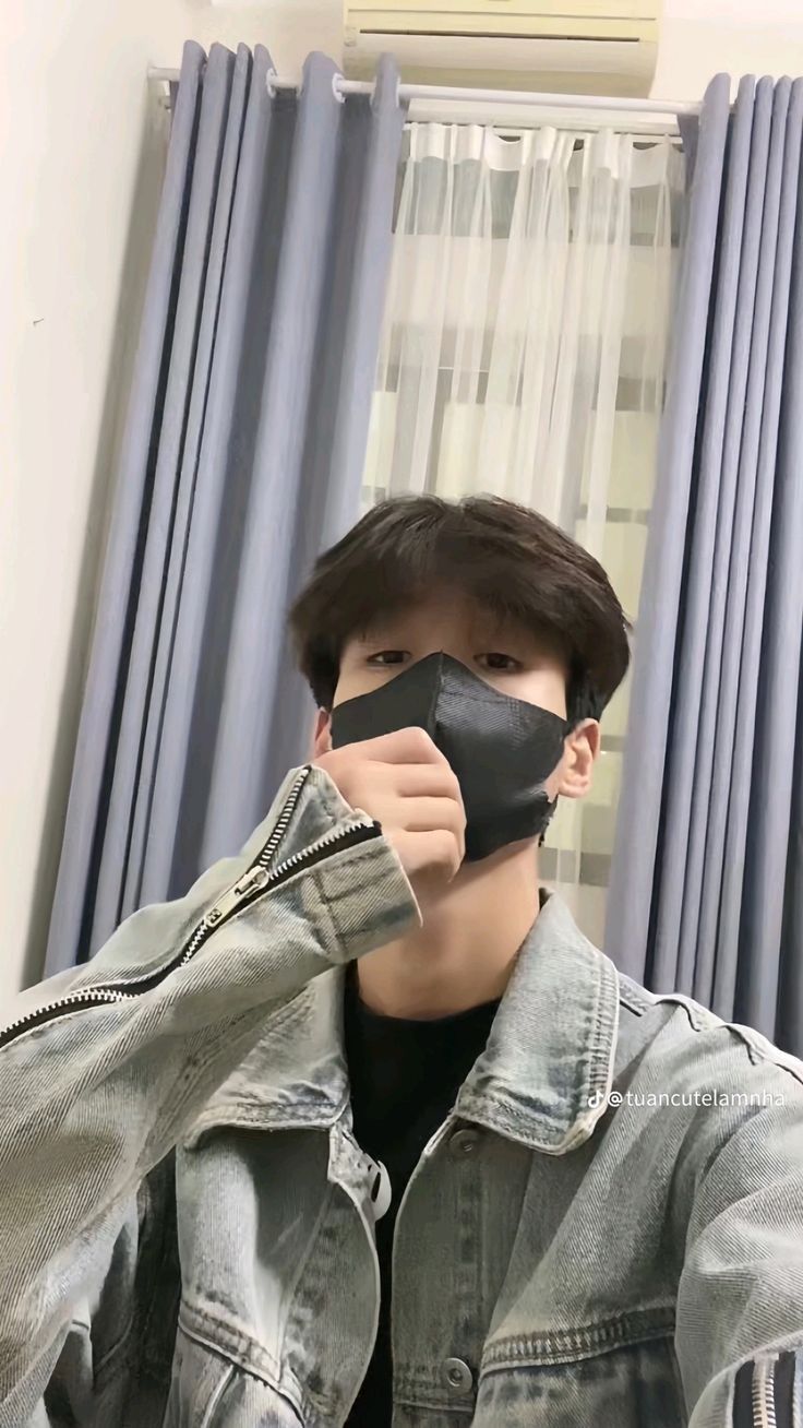 Ảnh con trai đeo khẩu trang đen 12