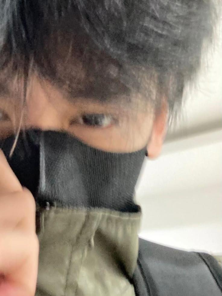 Ảnh con trai đeo khẩu trang đen 11