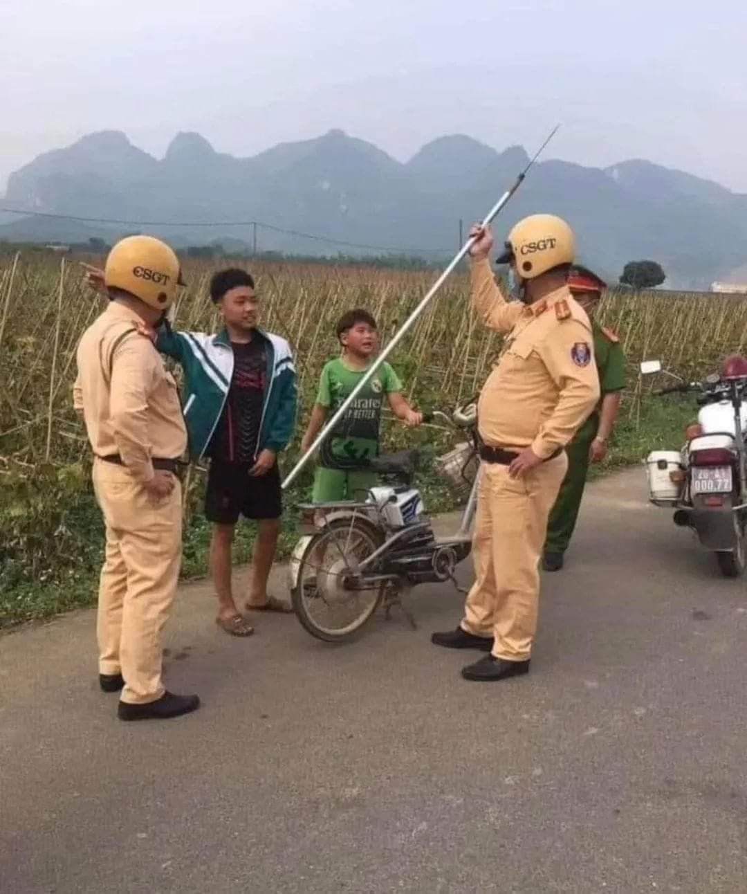 Ảnh công an meme 15