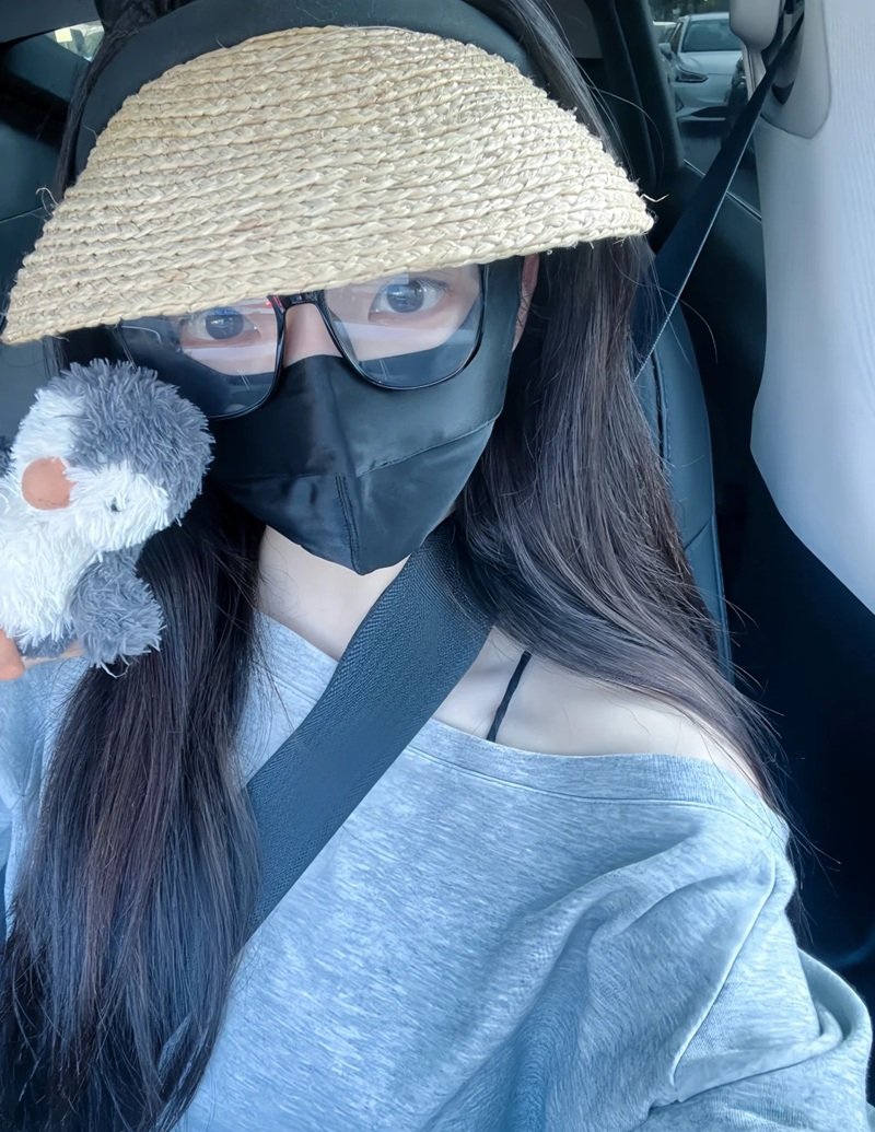 ảnh gái đẹp che mặt 38