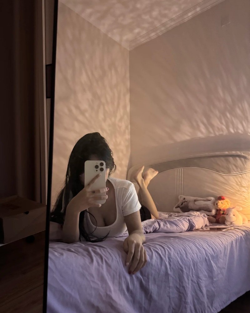 Gái Xinh Che Mặt Bằng Điện Thoại 1