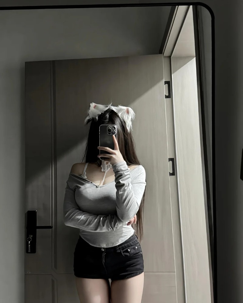 Gái Xinh Che Mặt Bằng Điện Thoại 31