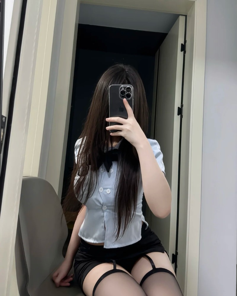 Gái Xinh Che Mặt Bằng Điện Thoại 21