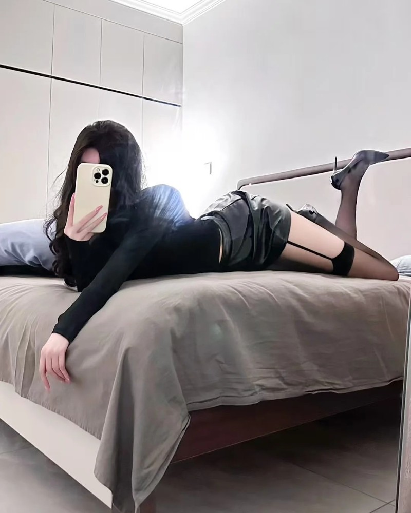 Gái Xinh Che Mặt Bằng Điện Thoại 19