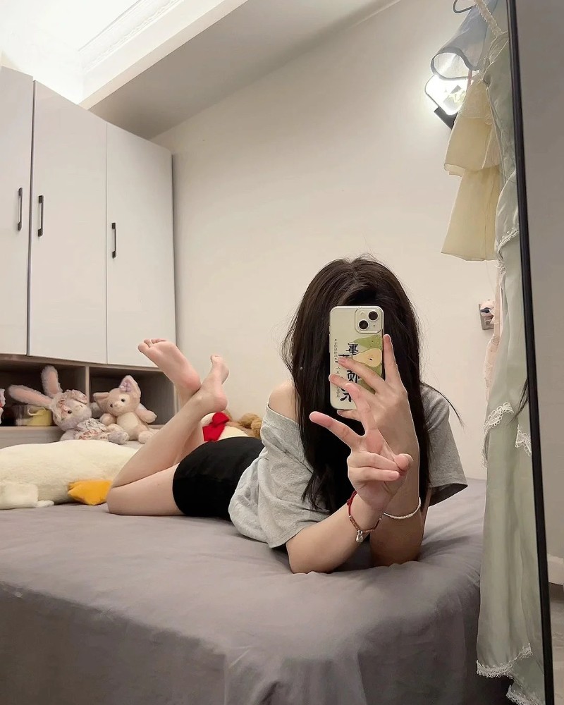 Gái Xinh Che Mặt Bằng Điện Thoại 18