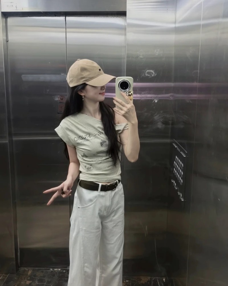 Gái Xinh Che Mặt Bằng Điện Thoại 12