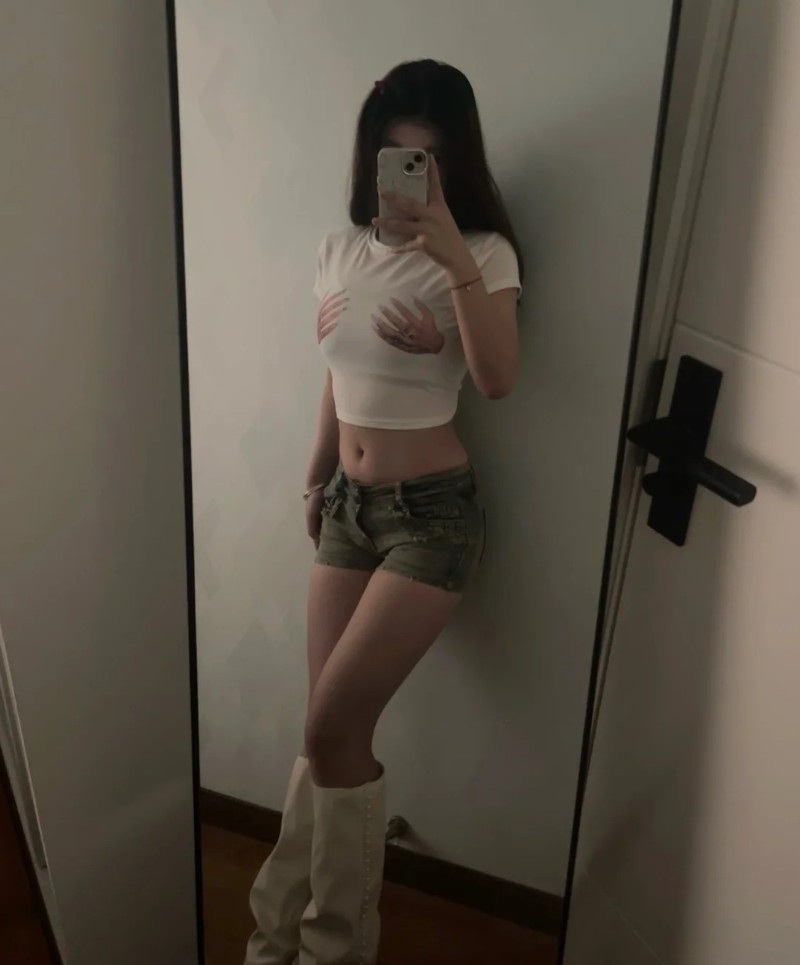 Gái Xinh Che Mặt Bằng Điện Thoại 6