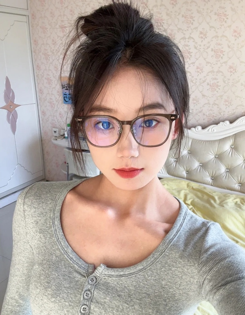 Gái Xinh Đeo Kính 42