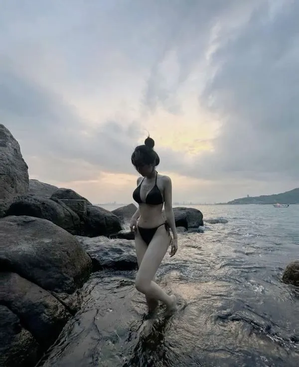 Ảnh Gái Xinh Mặc Bikini Che Mặt 21