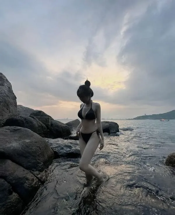 Ảnh Gái Xinh Mặc Bikini Che Mặt 24