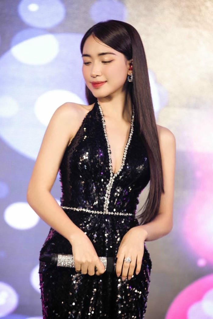 ảnh Hòa Minzy bikini 5