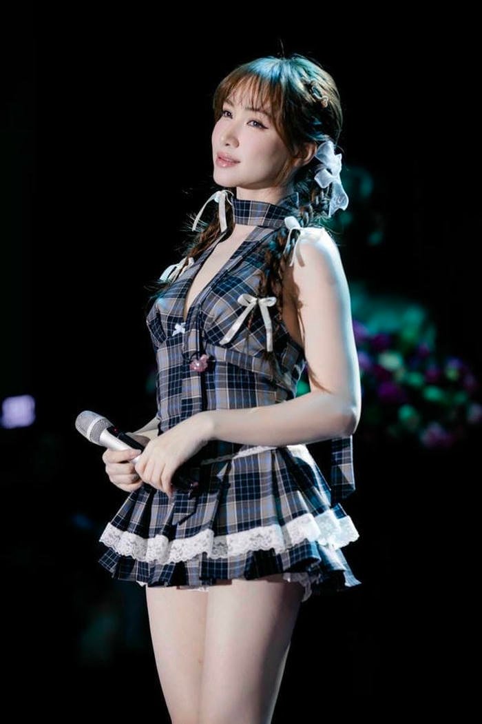 ảnh Hòa Minzy bikini 10