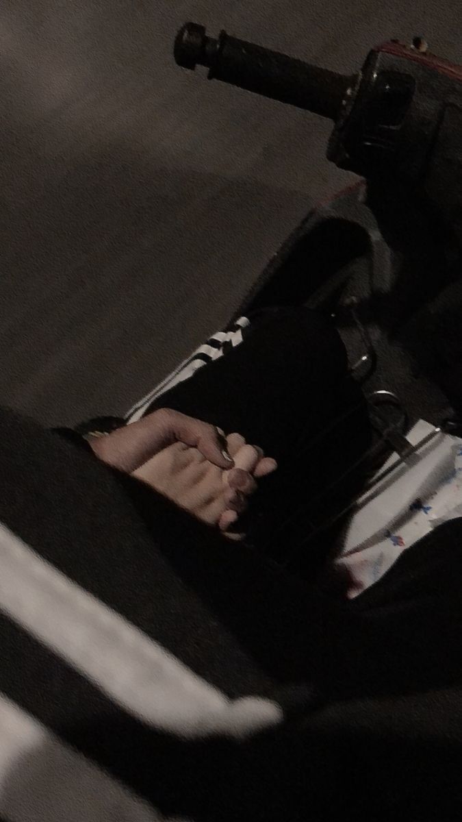 ảnh nắm tay nhau thật 11