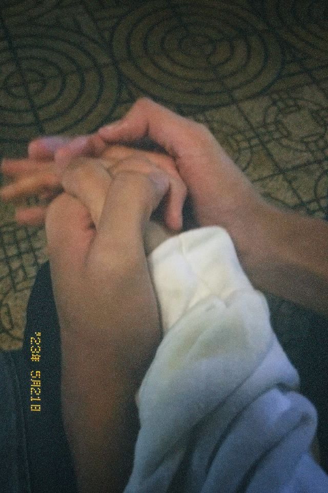 ảnh nắm tay nhau thật 2