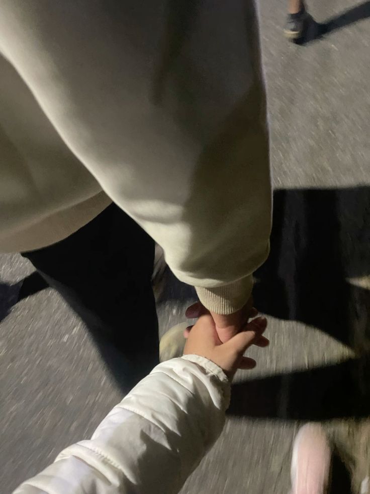 ảnh nắm tay nhau thật 20