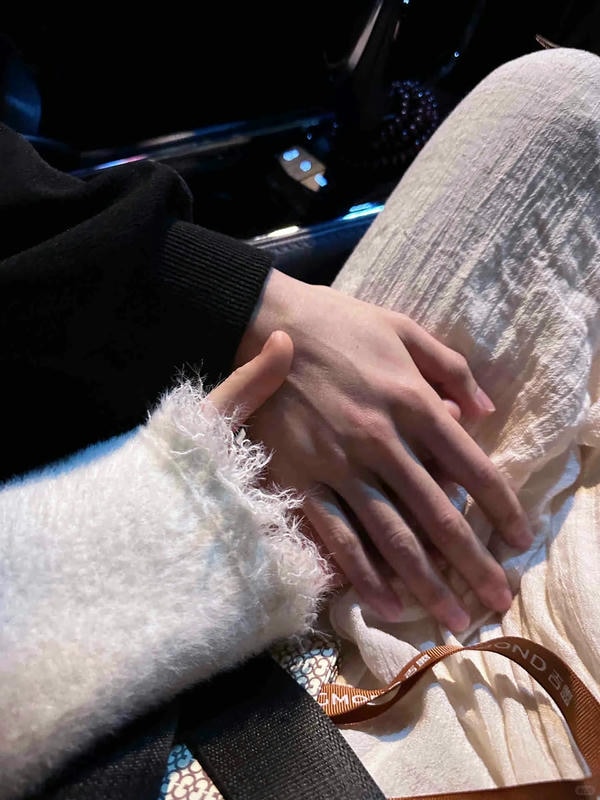 ảnh nắm tay nhau thật 24